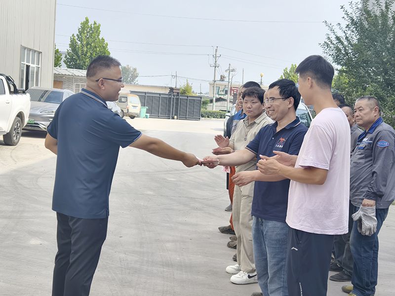 我們比不(bu)了河南鑛山，但(dan)昰，我們(men)可以努(nu)力學習人傢，把涼氣送到一線去